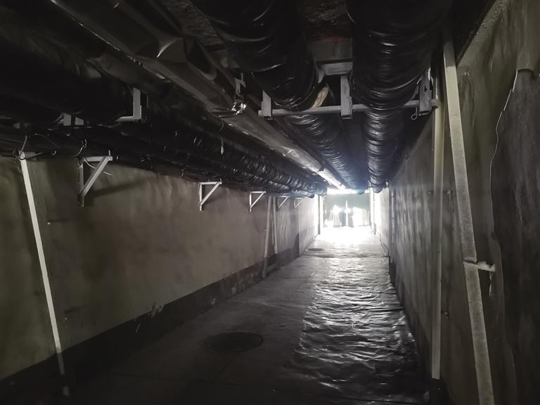 地下通道白天光线也昏暗