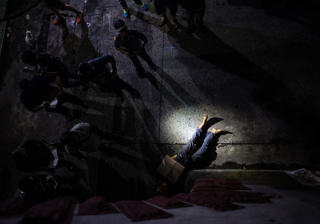 2016年,马尼拉街头据称是一名毒贩的尸体。图片来源:noel celis/Agence France-Presse/Getty Images