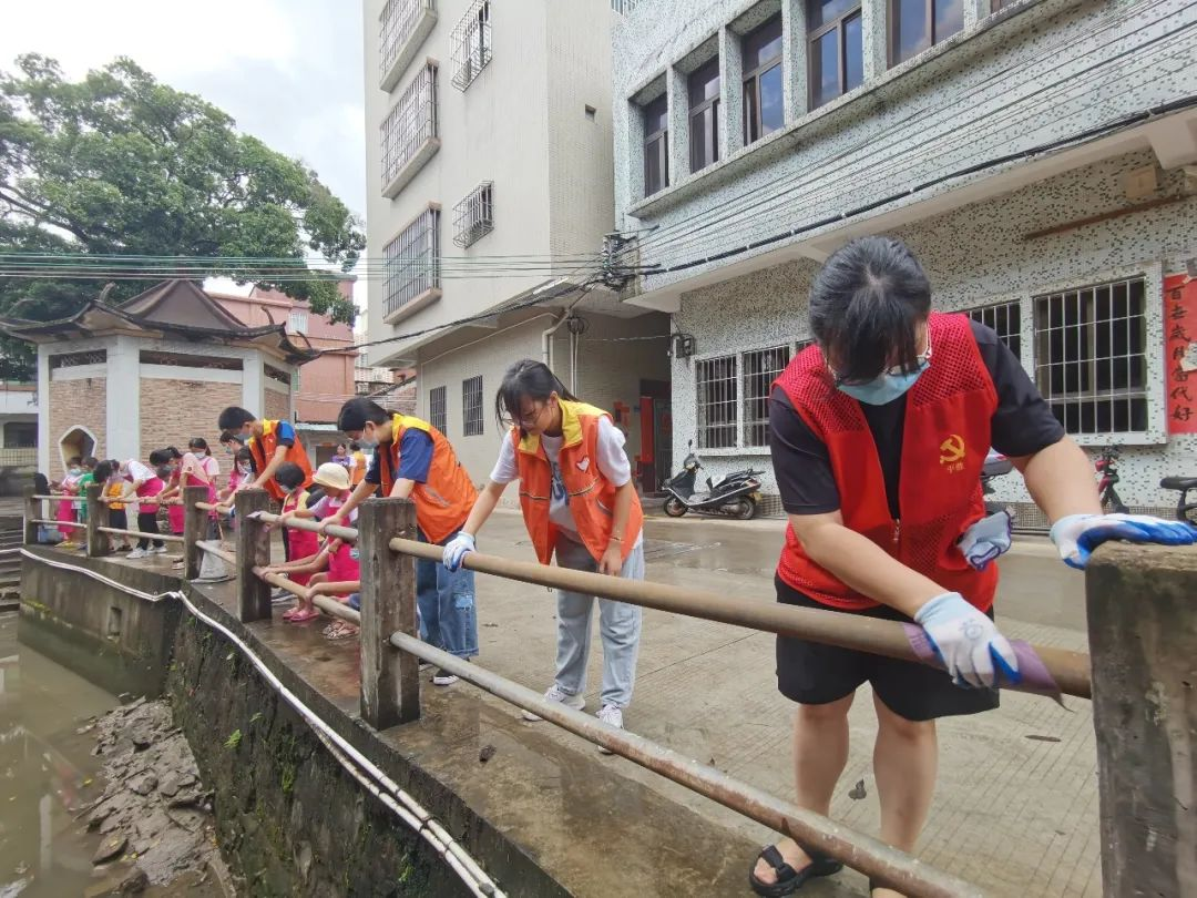 图为:党员、志愿者们、社区居民们清理社区卫生。(桂城街道农业农村办供图)