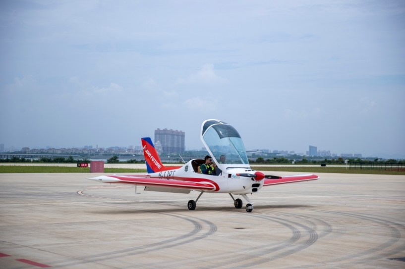 江西共青城：青年掘“机”低空经济