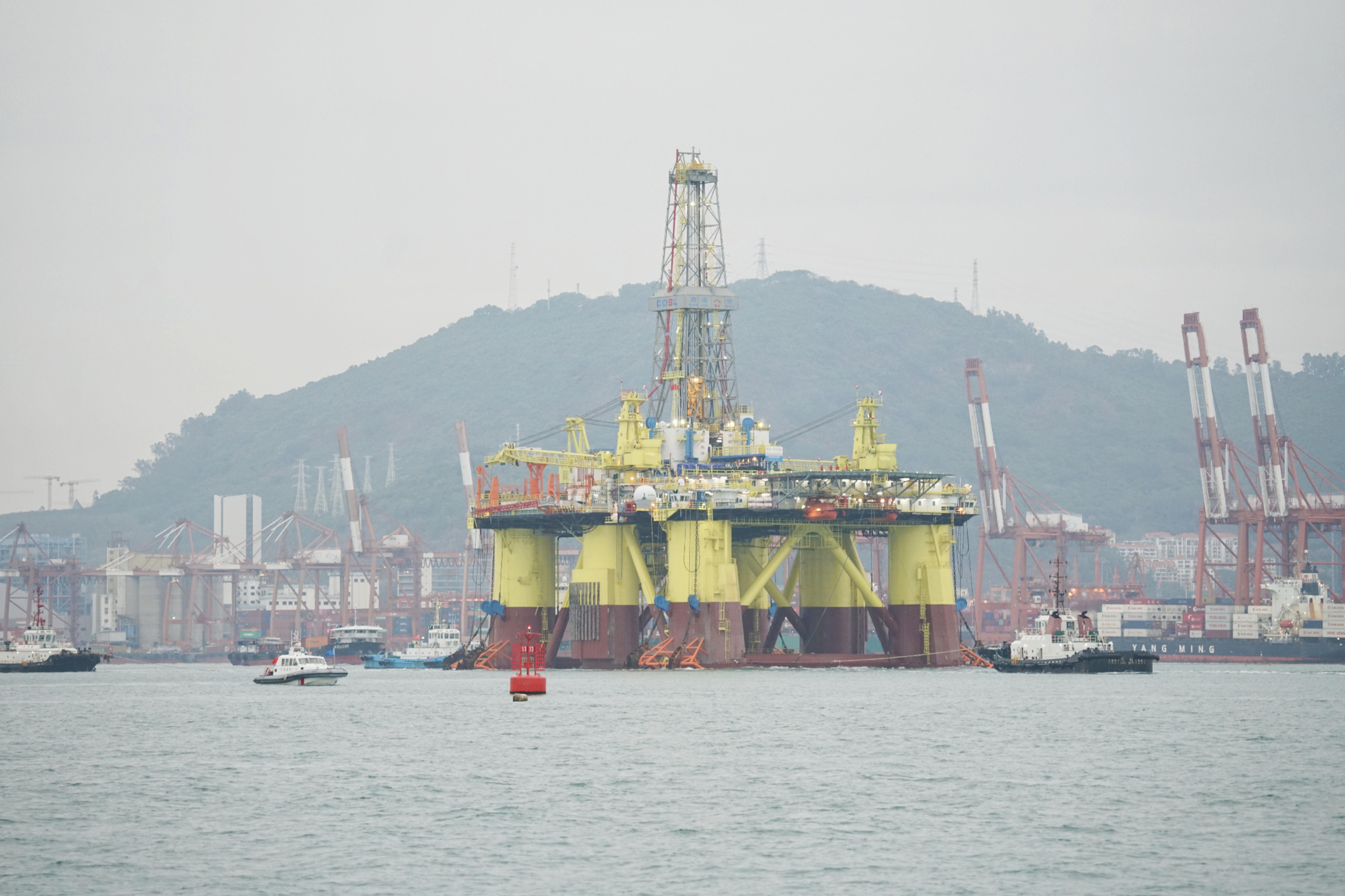 南山海事局护航“南海八号”钻井平台顺利出港