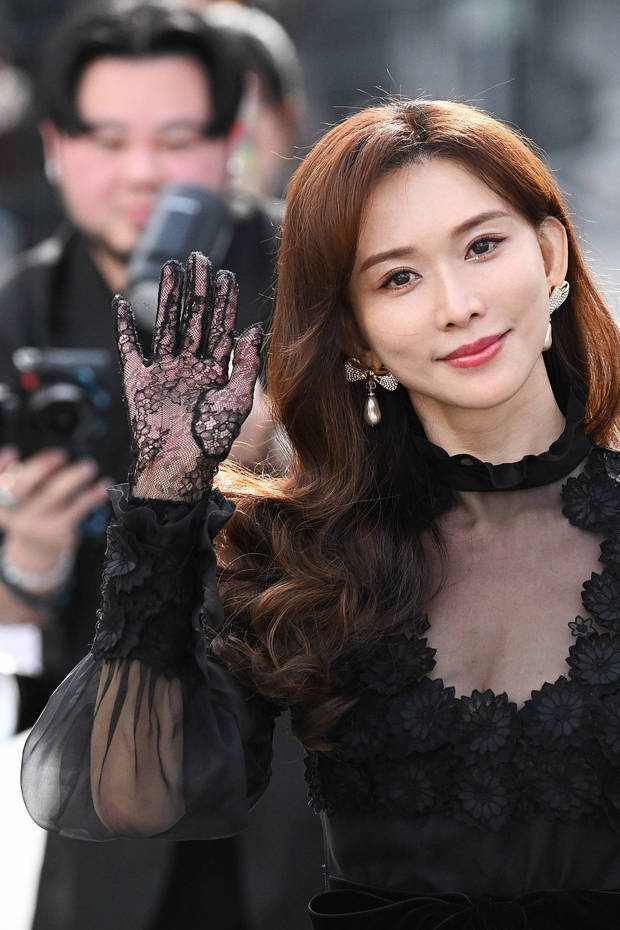 林志玲戴蕾丝手套优雅复古。