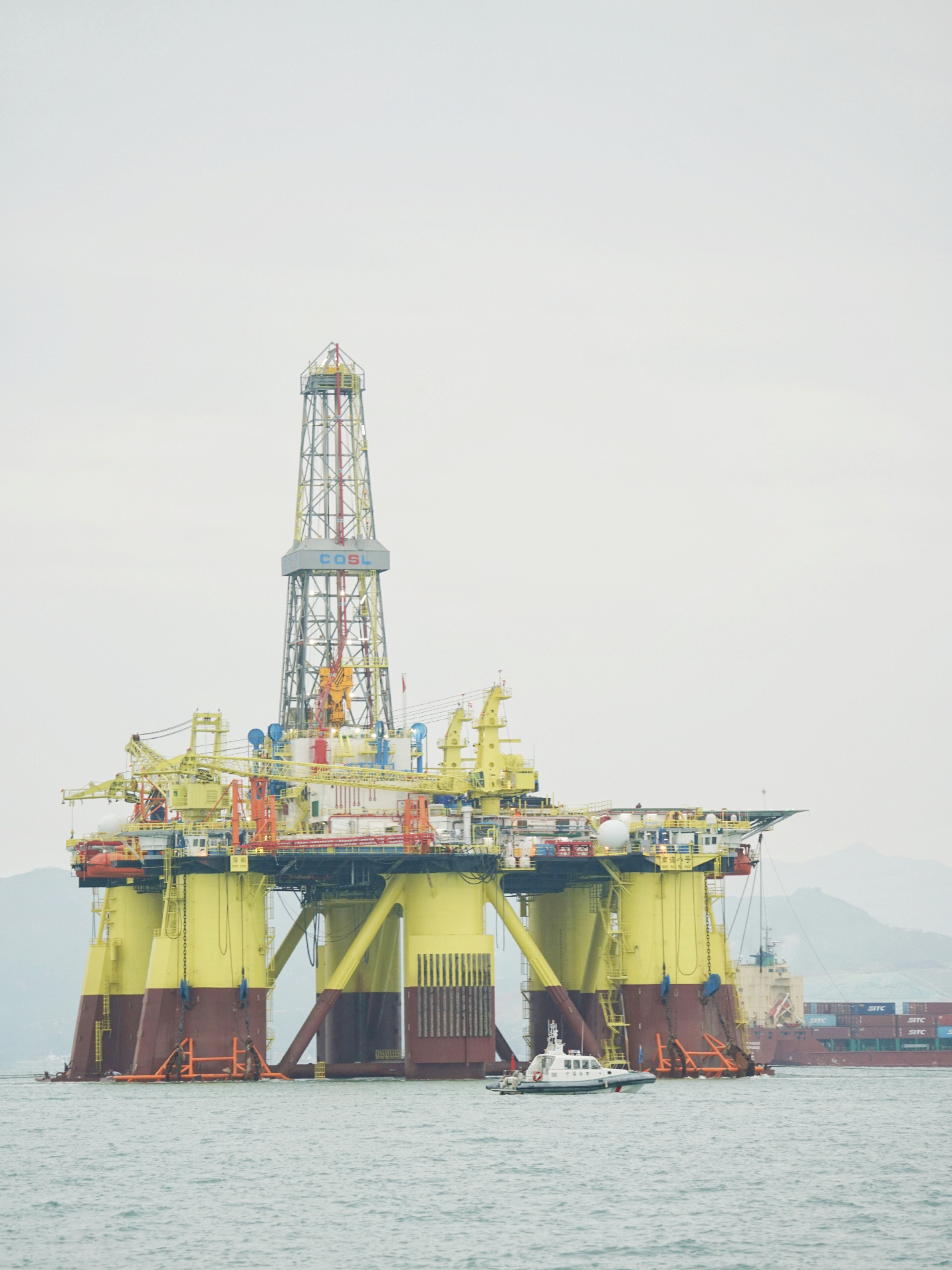 南山海事局护航“南海八号”钻井平台顺利出港