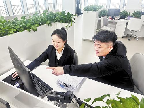 3月10日，在保定高新区政务服务中心企业开办专区“肩并肩”服务窗口，工作人员（左）在帮助企业办事员填报信息。 保定高新区行政审批局供图