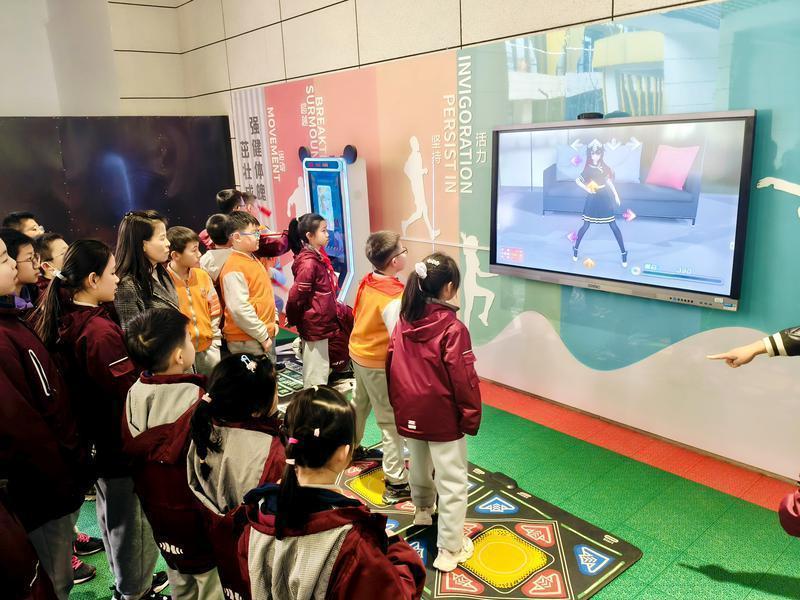 灞桥区纺织城小学课间时间，学生在智慧体育区的动感跳舞机上炫舞PK 记者 牛凌摄影