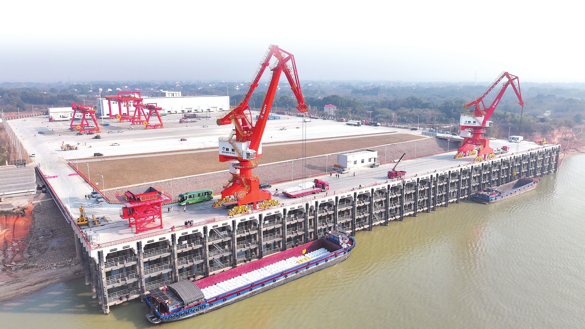 繁忙作业中的虞公港。