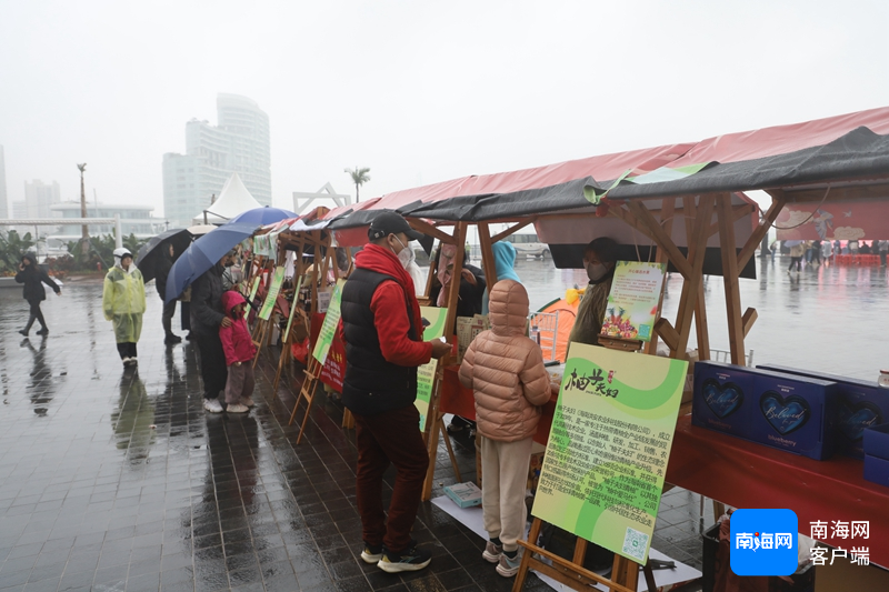 集市现场。记者 王威 摄