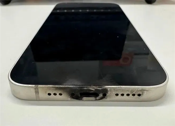 苹果手机充电时爆炸 火星伴着黑烟 客服回应:此前也发生过 需返厂检测