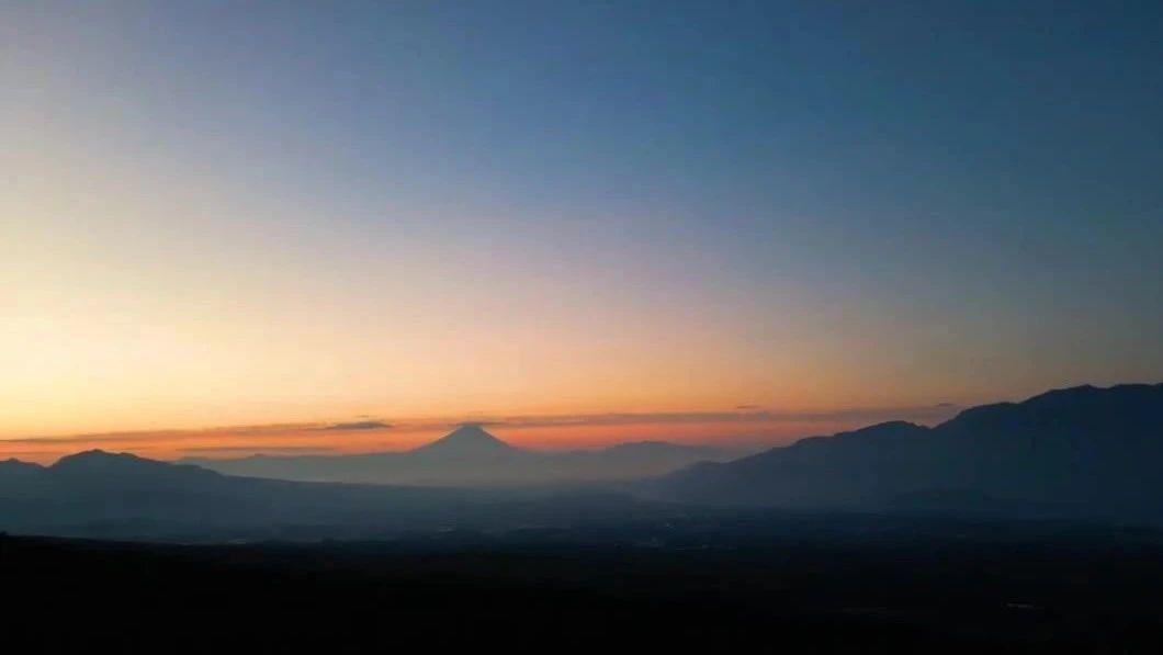 富士山上空的夜空，好美，你见过吗？