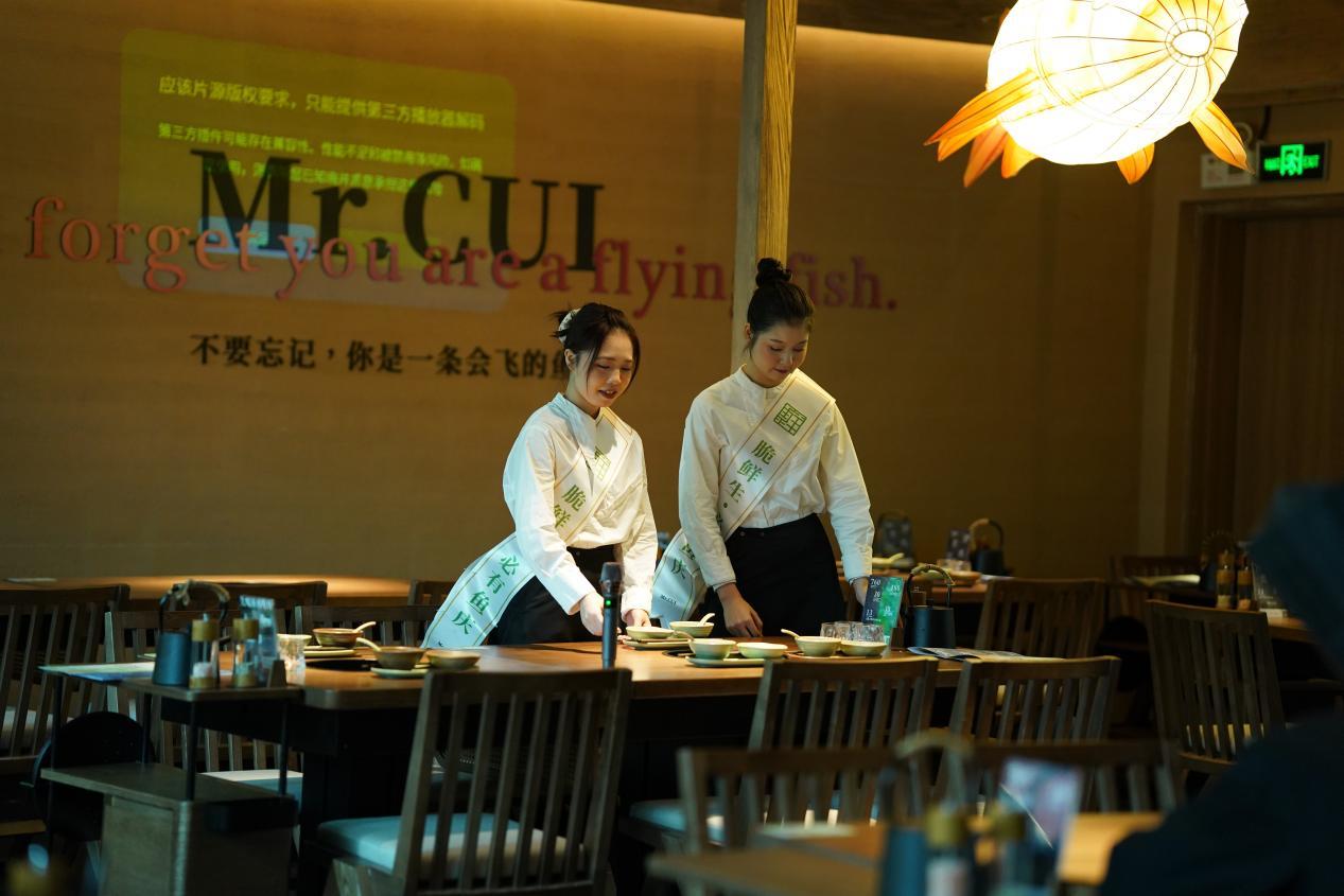 脆鲜生的服务生正在做迎接参加吃鱼节的消费者的事前工作