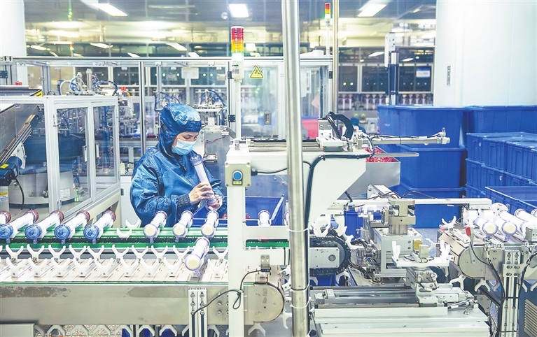 3月6日，江西三鑫医疗科技股份有限公司透析器组装车间内，工人正在赶订单。本报全媒体记者 朱兆恺摄