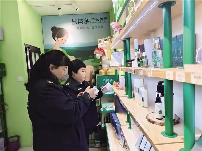 执法人员检查