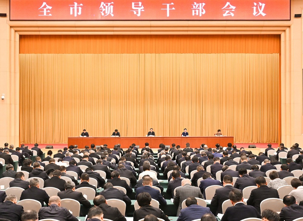 3月12日下午，重庆市委召开全市领导干部会议，传达学习贯彻习近平总书记重要讲话精神和全国两会精神。记者 刘力 摄