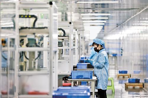 2月24日，在河北君和同创新能源有限公司生产车间，工人在测量锂电池卷芯尺寸。 本组图片由王垒摄