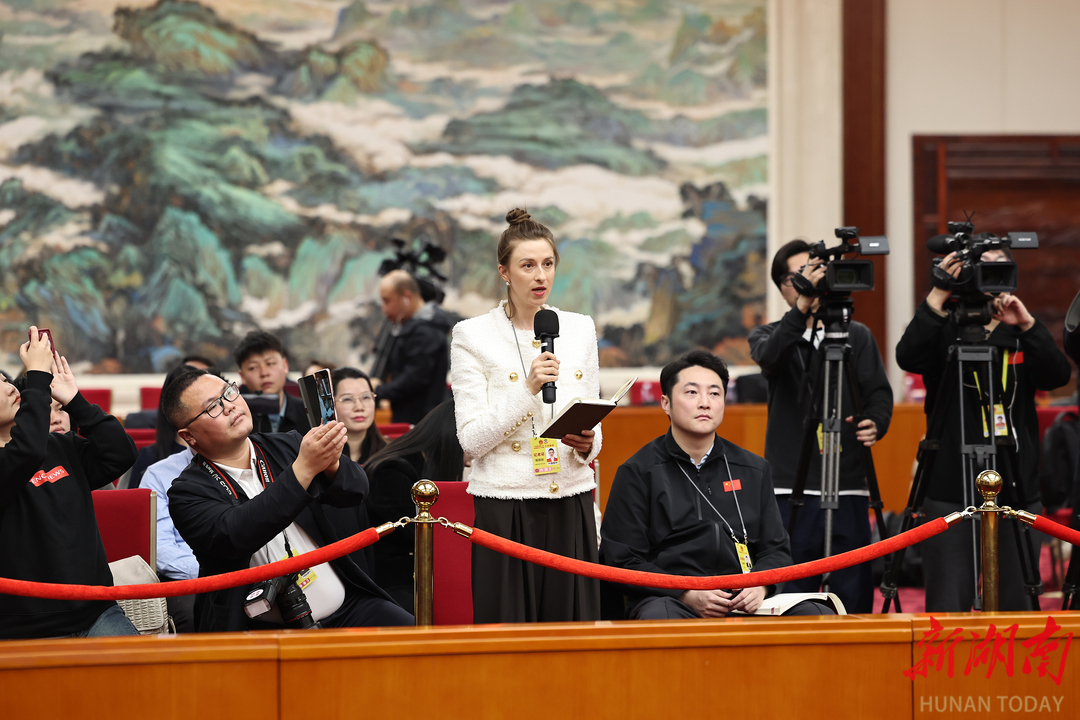 (中外记者提问。)