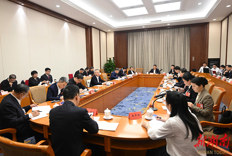 （3月9日，湖南代表团在驻地举行分组会议。）