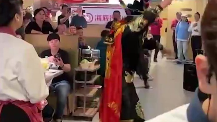 95后新人在海底捞办婚礼，门店：不到30桌，客人很满意