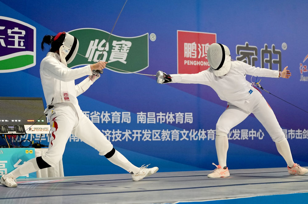 北京队刘畅（右）与江苏队施悦馨在比赛中