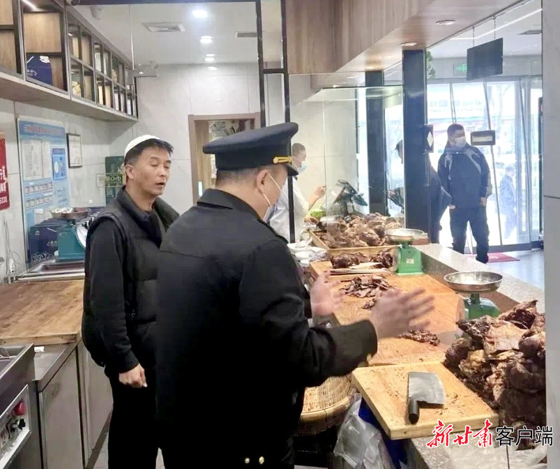 市场监管执法人员正在对进行检查　省市场监管局供图
