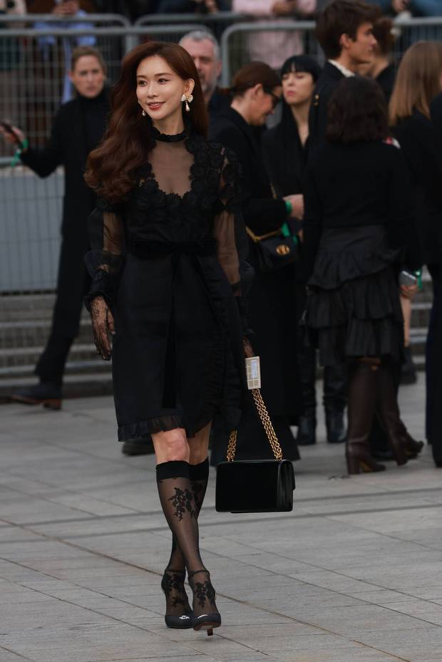 林志玲侧颜精致靓丽。