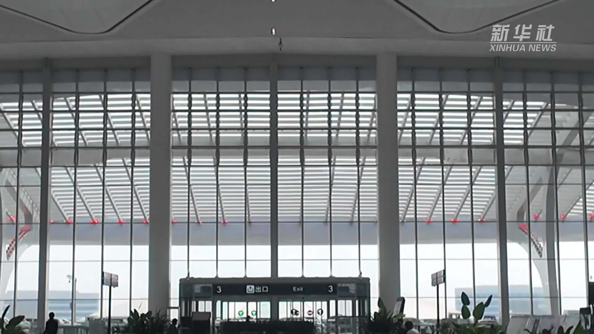 新华全媒+｜带您体验兰州机场T3“科技范”：机器人小秘书