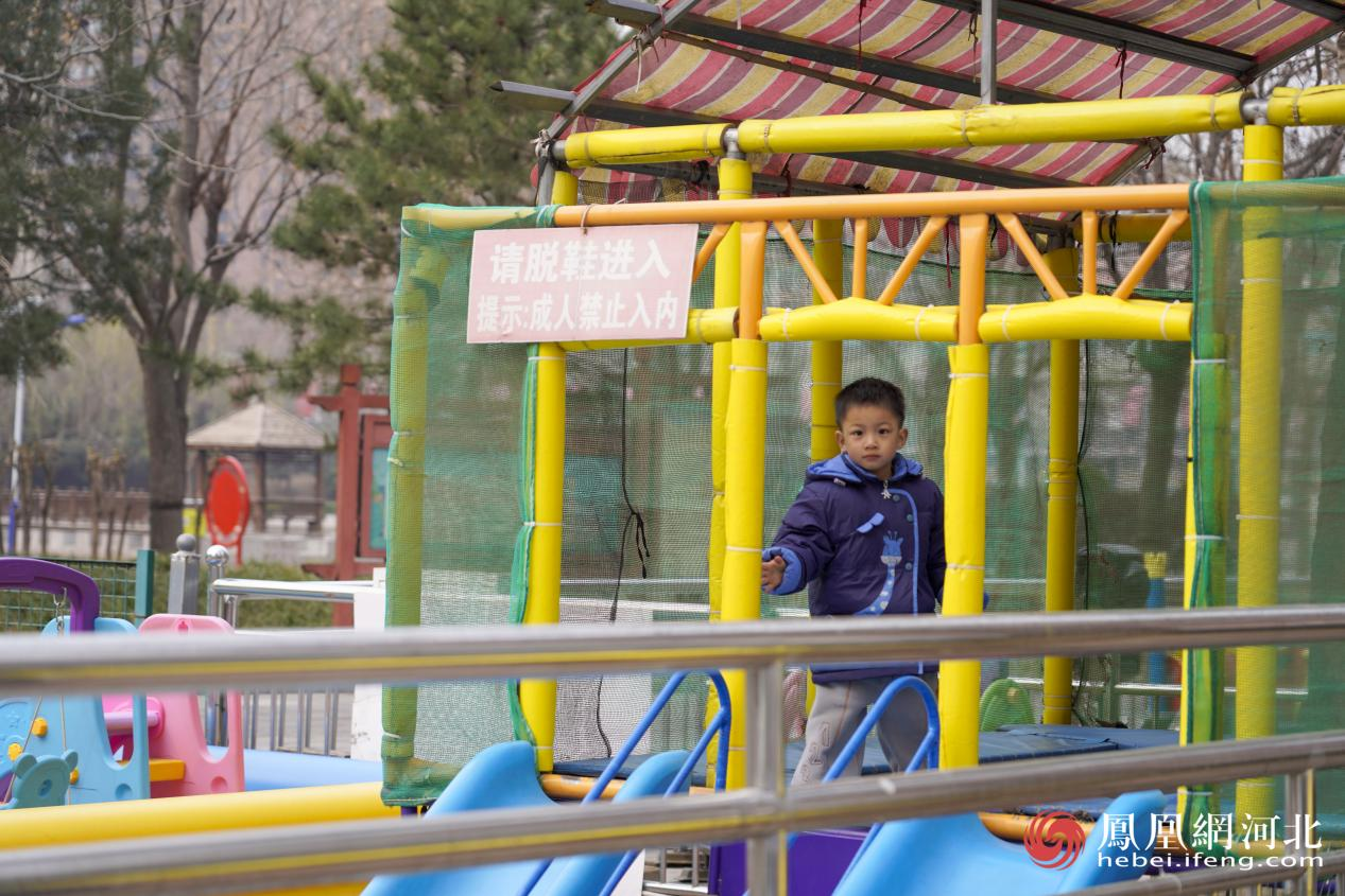 儿童在公园旁玩耍