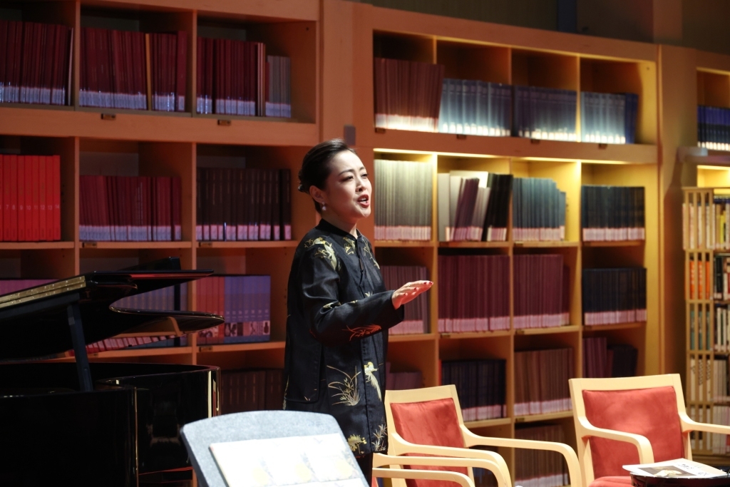 女高音歌唱家甘露露 一展歌喉