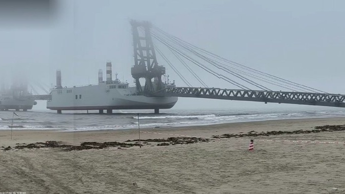 中国“登陆奇观”驳船现身海滩引外媒关注