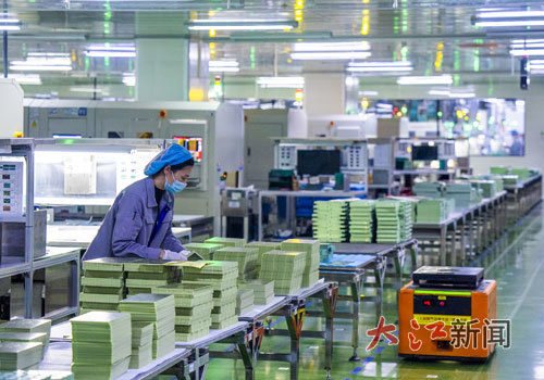 江西景旺精密电路有限公司生产车间,AGV机器人进行自动化作业。 特约通讯员 廖敏摄