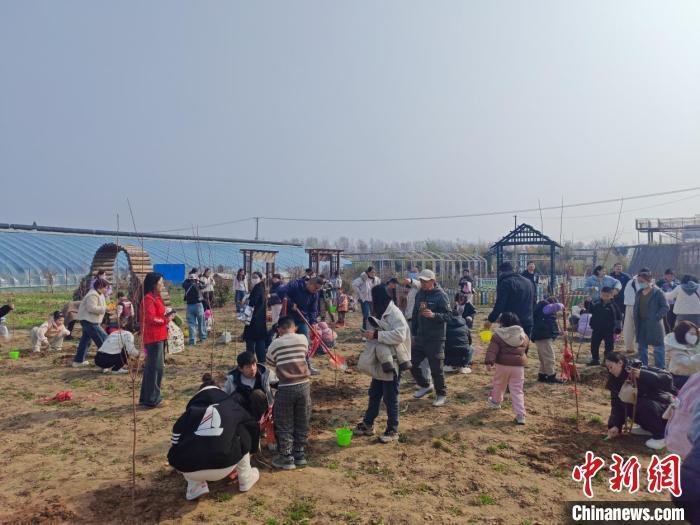 菏泽市单县东城街道举行以“小手拉大手，共植一片绿”为主题的儿童植树节活动。单县县委宣传部供图