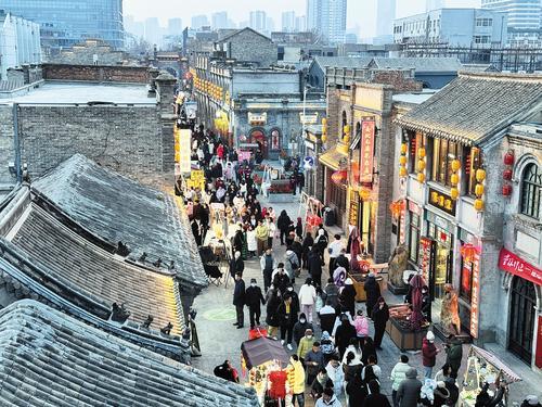 游客在保定西大街游览。