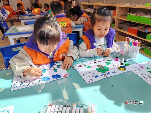 在湾里管理局英群幼儿园课堂上，孩子们正在画画。