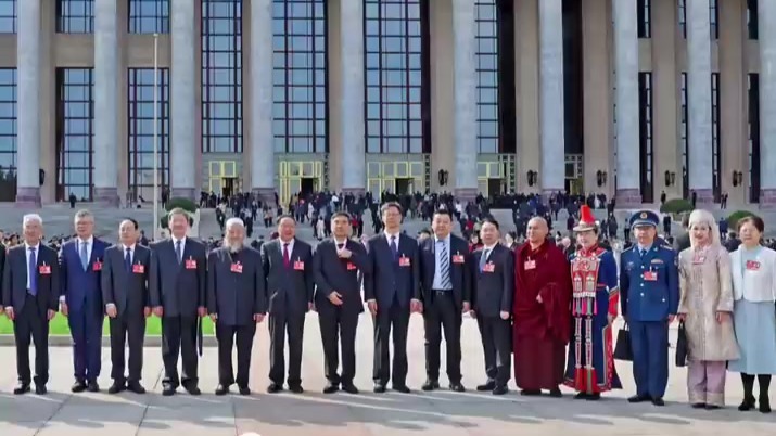 聚焦2025全国两会丨春，在路上在脚下……