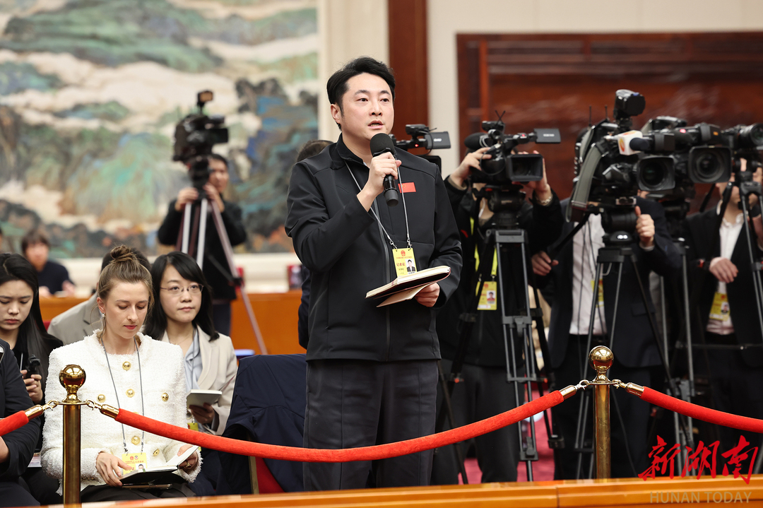 (中外记者提问。)