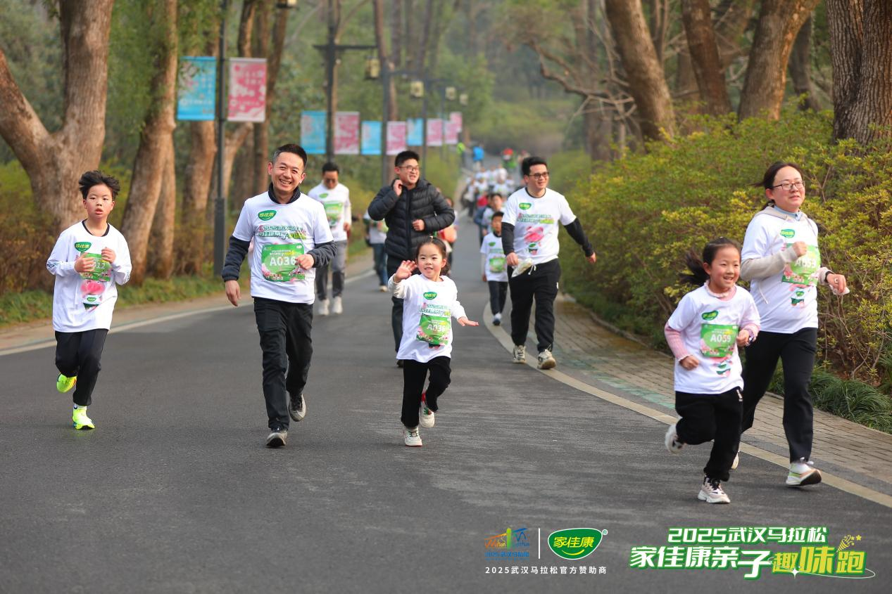 穿越“花海” 400组家庭跑进春天为汉马预热