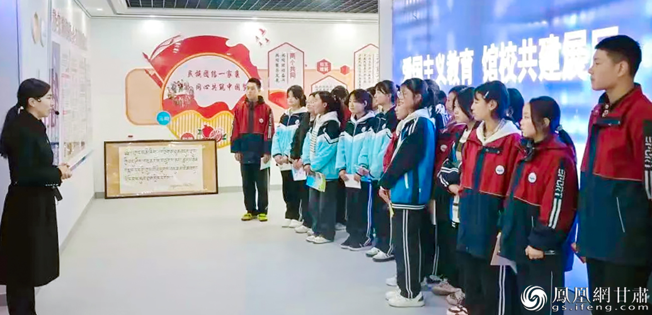 舟曲县藏族中学学生参观舟曲特大山洪泥石流抢险救援纪念馆，汲取奋进力量。