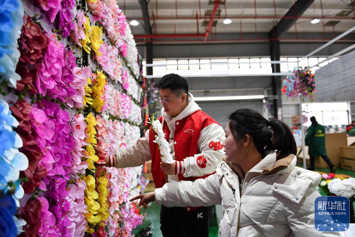 3月4日,在湖南省邵阳市城步苗族自治县,杨淑亭(右)在生产车间和助理交流。