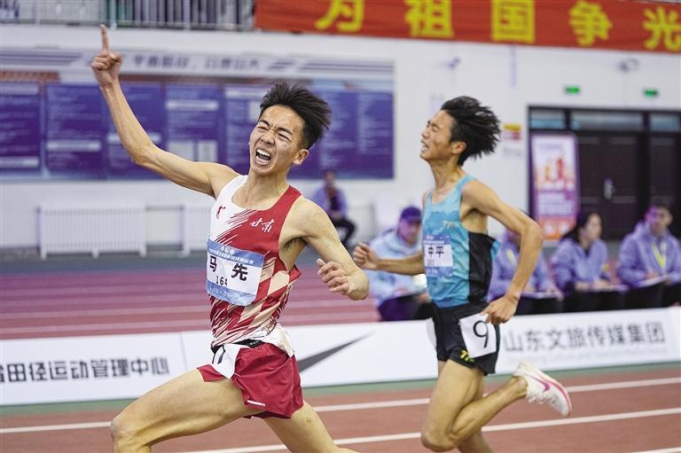 甘肃队选手马先（左）率先冲线　新华社记者　朱峥　摄