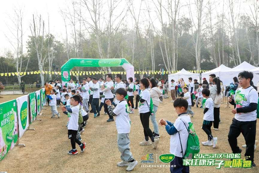 穿越“花海” 400组家庭跑进春天为汉马预热