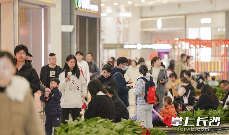 3月8日，各大商场人流如织。