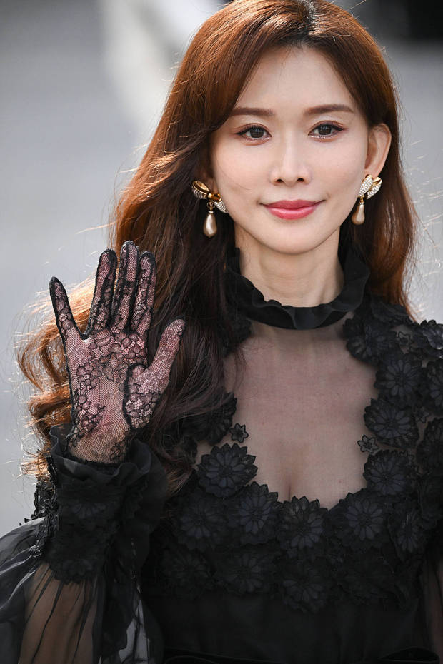 林志玲皮肤白皙状态松弛。