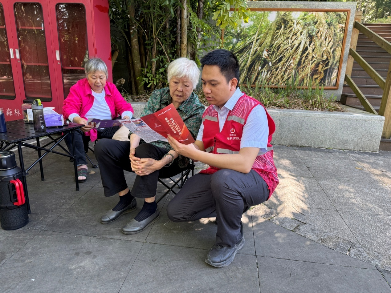 为民解难勇担当 续写雷锋新篇章——海南农商银行各级团组织开展学雷锋志愿服务活动