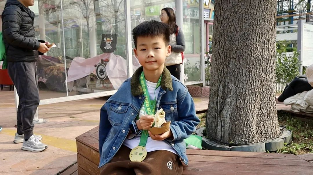 穿越“花海” 400组家庭跑进春天为汉马预热