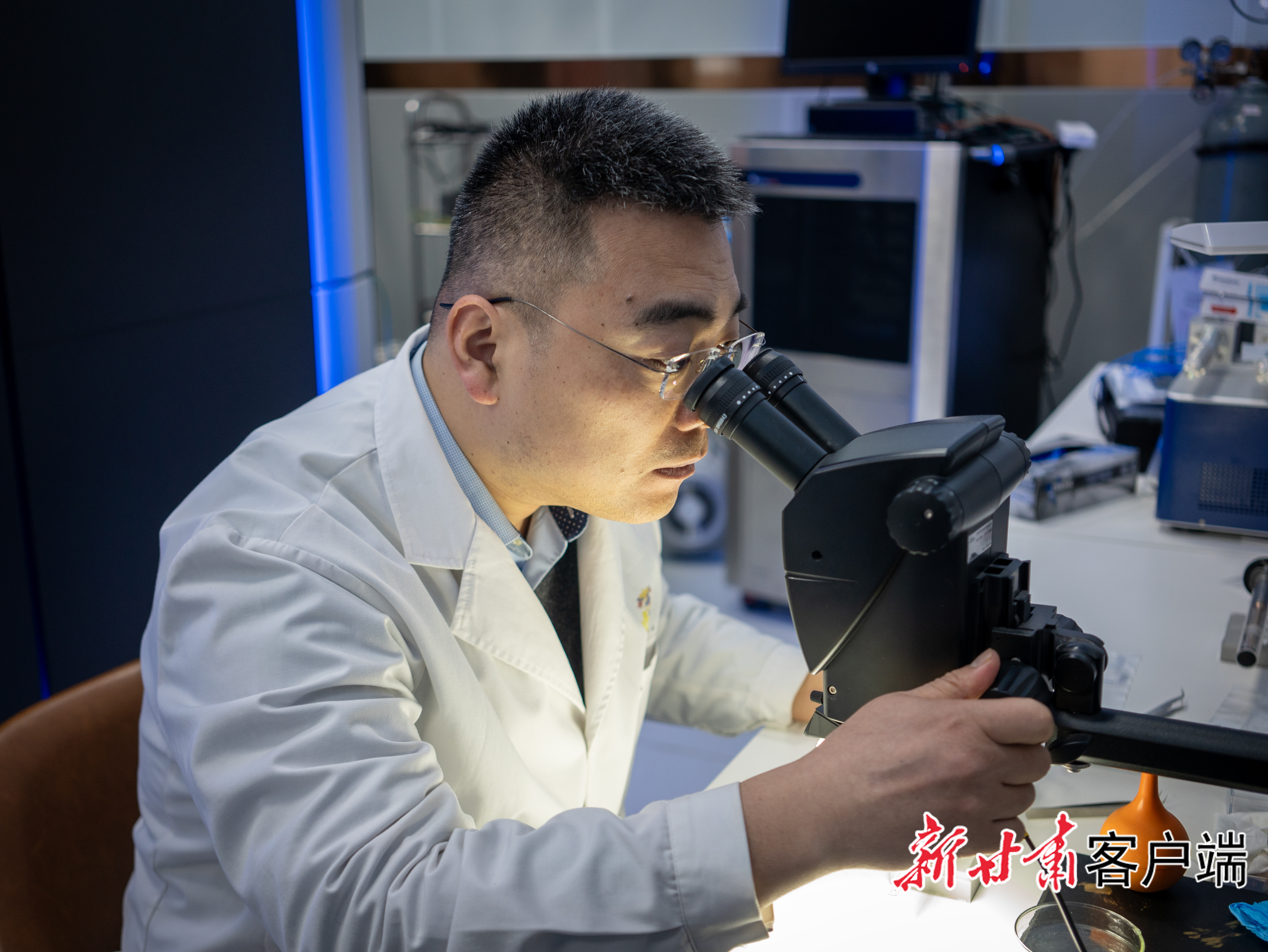 穆晓柯教授在实验室工作