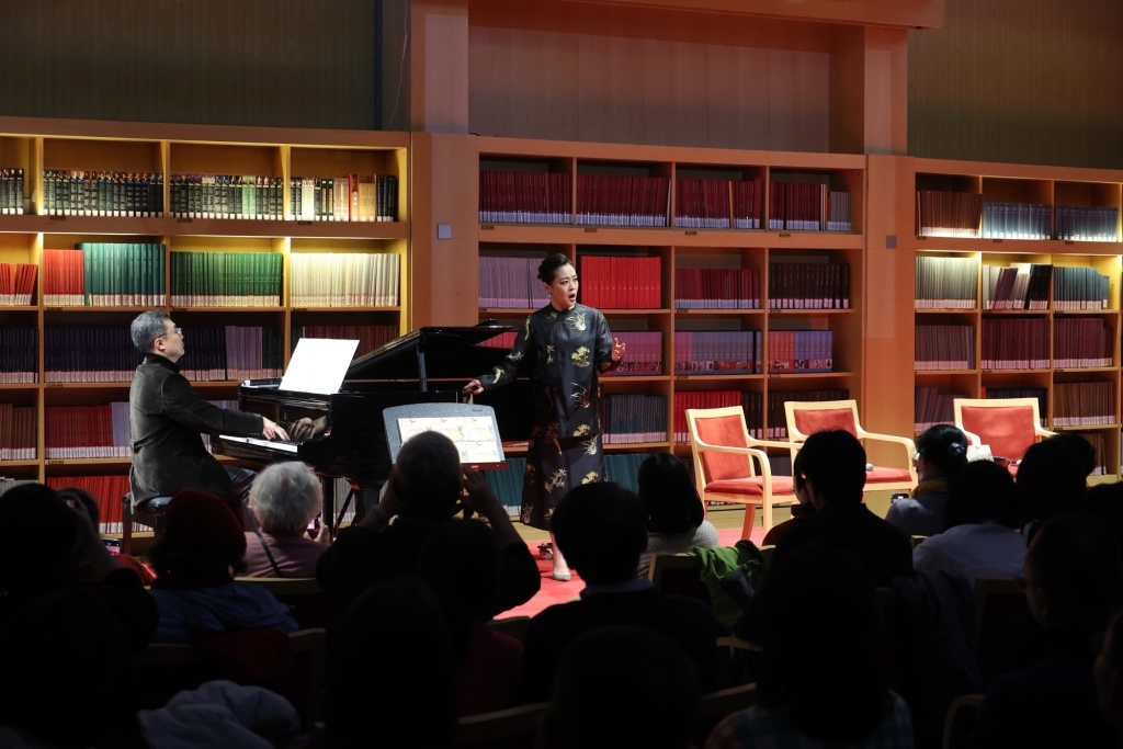 甘露露与张佳林合作演绎《张生的歌——月色溶溶夜》