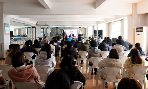 体育健康学院教师集中观看全国两会直播