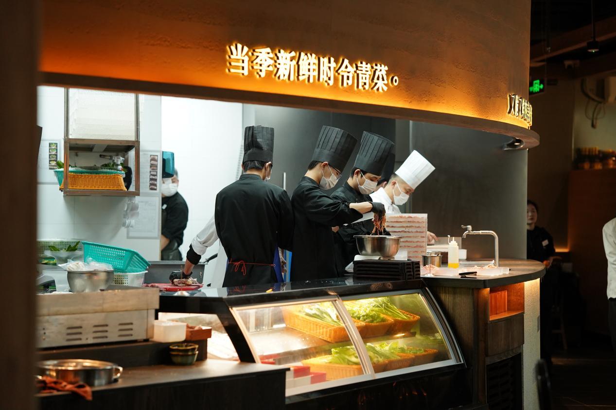 脆鲜生的明档厨房，新鲜看得见