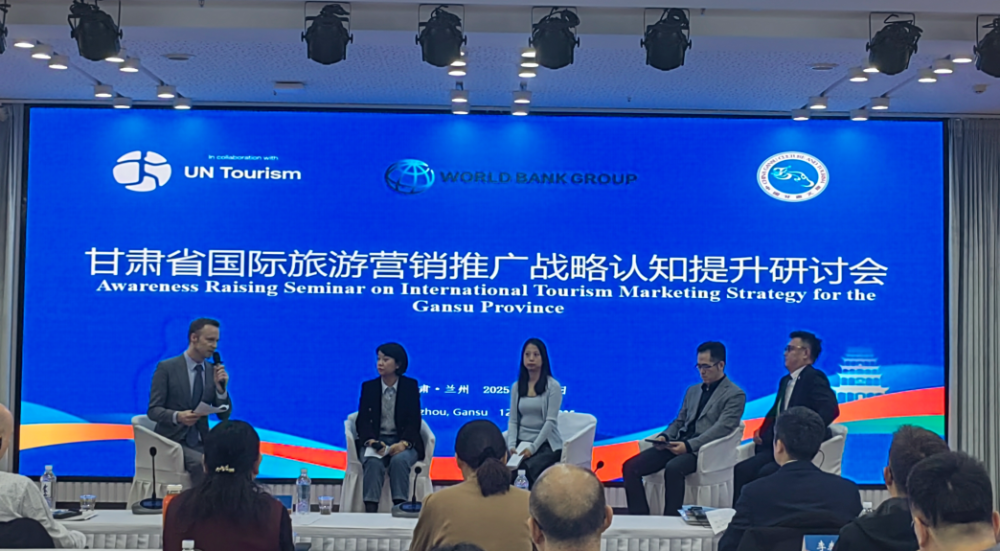 与会嘉宾就甘肃国际旅游营销机遇与挑战展开沙龙对话　赵英楠　摄