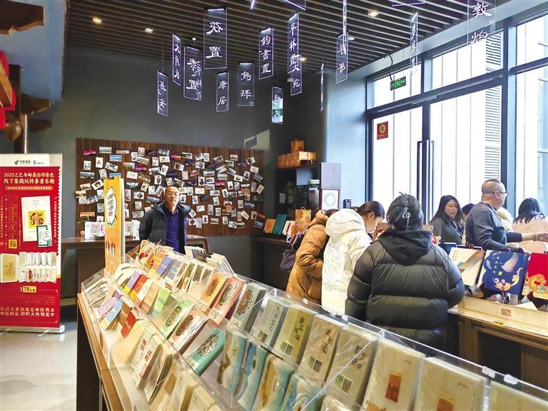 观众在甘肃简牍博物馆“悬泉邮驿”主题邮局内选购文创
