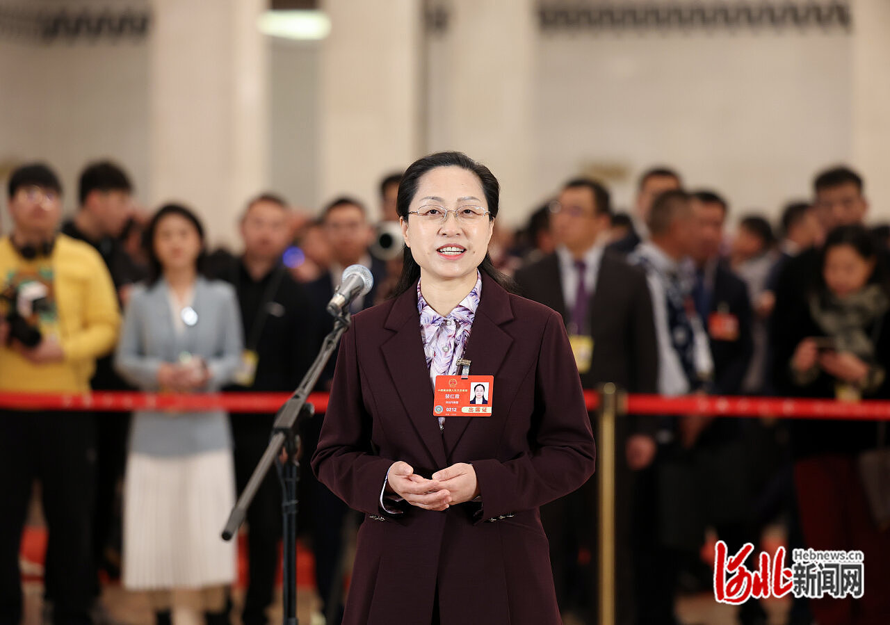 3月8日上午,十四届全国人大三次会议第二场“代表通道”在人民大会堂开启。全国人大代表、石家庄外国语学校党总支书记裴红霞走上通道,回答记者提问。 河北日报记者 赵海江 霍艳恩摄.jpg